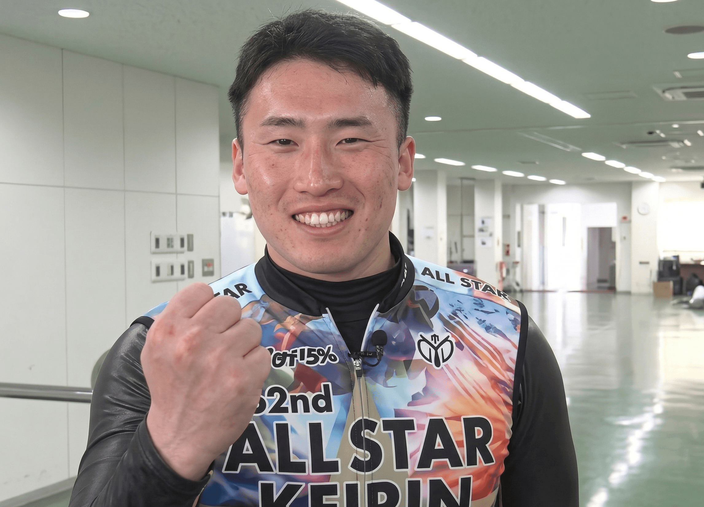 背筋力トレーニングを行うアスリートの強力な背中